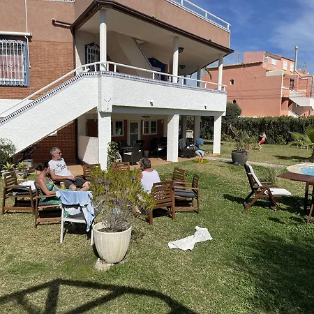 Alojamento de Acomodação e Pequeno-almoço Anna's Garden 4*